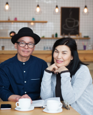 Hình ảnh của một cặp vợ chồng điều hành một quán cà phê