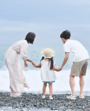 Hình ảnh gia đình vui chơi bên bờ biển